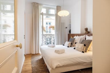 Chambre 2 avec lit king size (180x200) et salle de bain privative