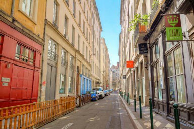 Au pied des commerces et des restaurants