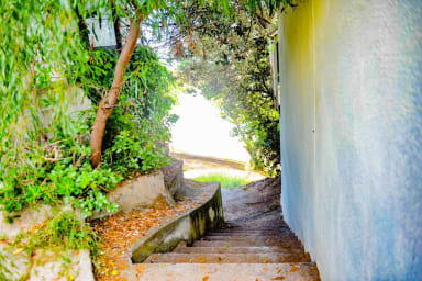 Passage vers la crique / Path to the beach
