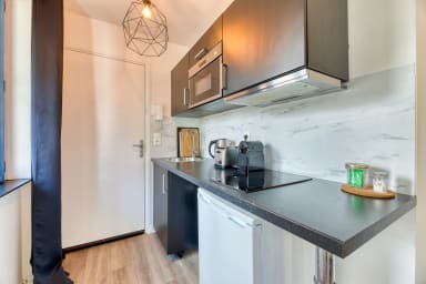Cuisine ouverte sur séjour aménagée et équipée