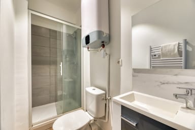 Salle de douche avec WC