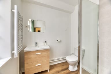 Salle de douche avec WC