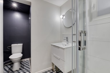 Salle de douche avec WC