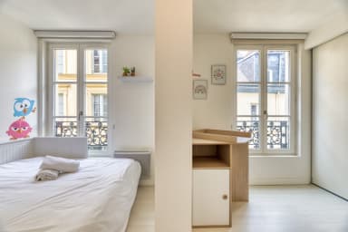 Chambre avec table à manger