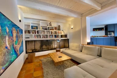 Salon avec TV et cheminée