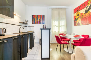 Cuisine ouverte sur séjour aménagée et équipée