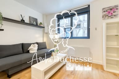Salon aménagé avec canapé-lit et télé pour vous plus grand confort !