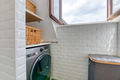 Salle de douche avec machine à laver
