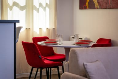 Table à manger et nécessaire de cuisine
