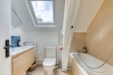 Salle de Bain avec baignoire et WC