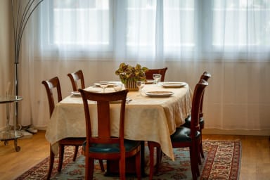Table à manger et nécessaire de cuisine