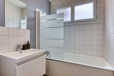 Salle de Bain avec baignoire