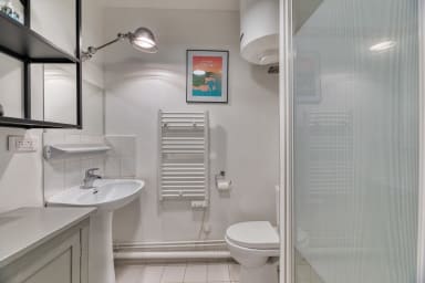 Salle de douche avec WC