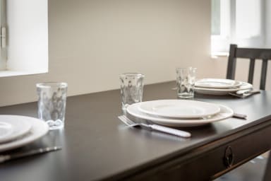 Table à manger et nécessaire de cuisine