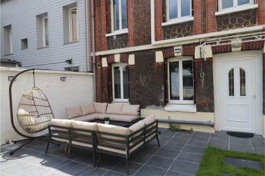 Jardin privatif avec table
