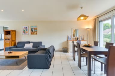 Table à manger et nécessaire de cuisine