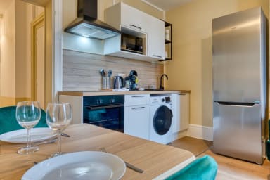 Cuisine ouverte sur séjour aménagée et équipée