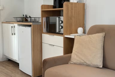 Cuisine ouverte sur séjour aménagée et équipée