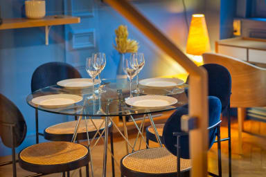 Table à manger avec assises