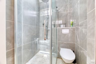 Salle de douche avec WC