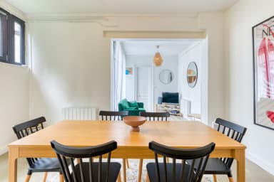 Table à manger et nécessaire de cuisine