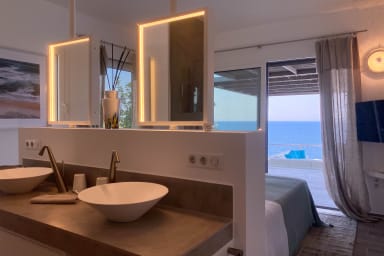 bathroom private with toilettes and shower