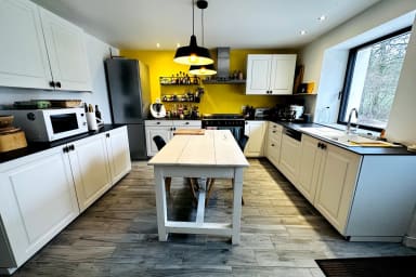 Cuisine tout équipée, piano Smeg à gaz, Thermomix, Machine à expresso Delonghi