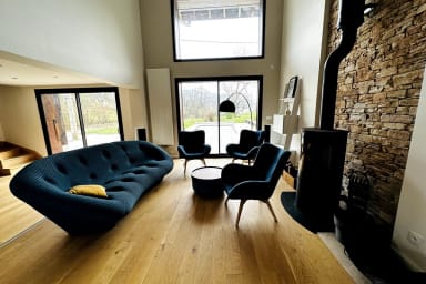 Vue de l'espace détente avec poêle à bois