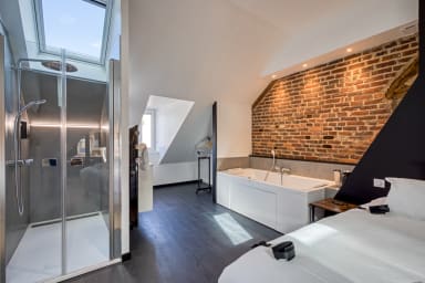Salle de bain avec douche et baignoire