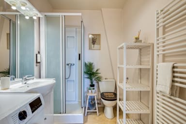 Salle de douche avec machine à laver