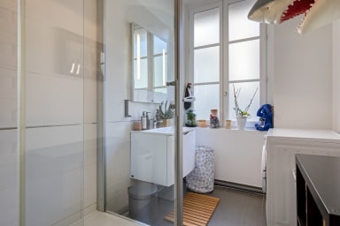 Salle de douche avec machine à laver
