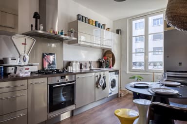 Cuisine ouverte sur séjour aménagée et équipée