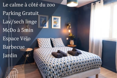 Vue d'ensemble: lit, décoration, porte manteau, luminaires.
