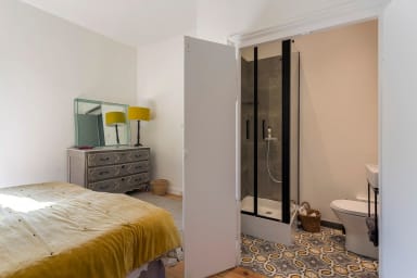 Troisième chambre, située au rez-de-chaussée, avec salle de bain attenante