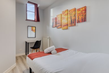 Chambre avec bureau