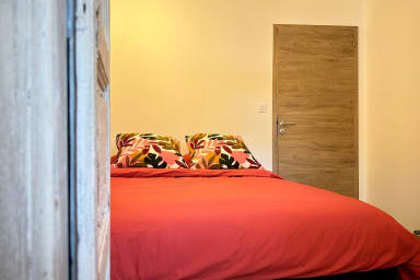 Bedroom 2, 140cm bed