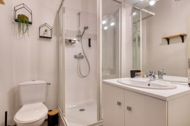 Salle de douche avec WC