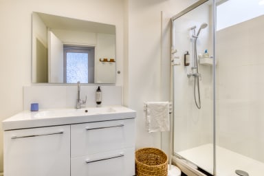 Salle de bain avec douche
