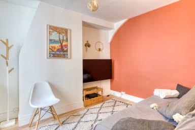Chambre avec lit convertible et TV