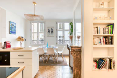 Cuisine ouverte sur séjour aménagée et équipée