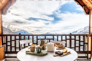 balcon du salon avec vue sur montagnes en hiver