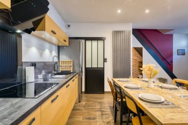 Cuisine ouverte sur séjour aménagée et équipée