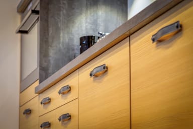 Cuisine ouverte sur séjour aménagée et équipée