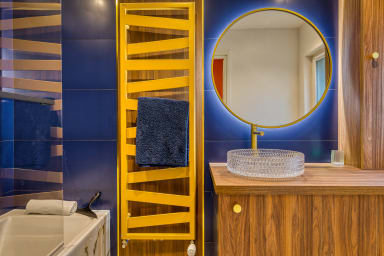 Salle de bain avec meuble lavabo