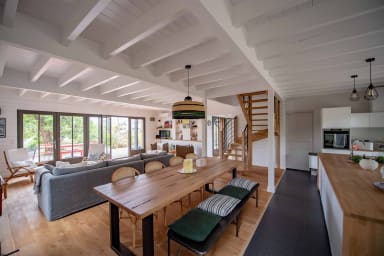 Pièce de vie, lumineuse : salon, salle à manger, cuisine.