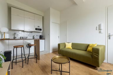 Petit salon avec canapé non convertible, coin repas, cuisine ouverte,...