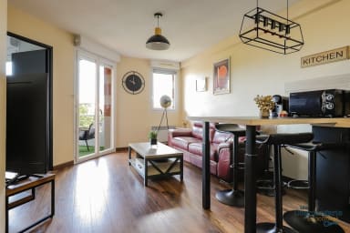 Séjour avec coin repas, TV, donnant sur le balcon