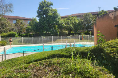 Piscine partagée : La résidence dispose d'une piscine partagée, ouverte du 15...