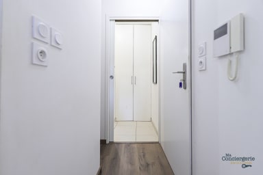 Couloir d'entrée avec espace de rangement