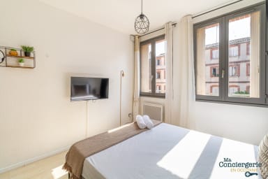 Chambre à coucher avec fenêtre donnant sur une cour intérieur